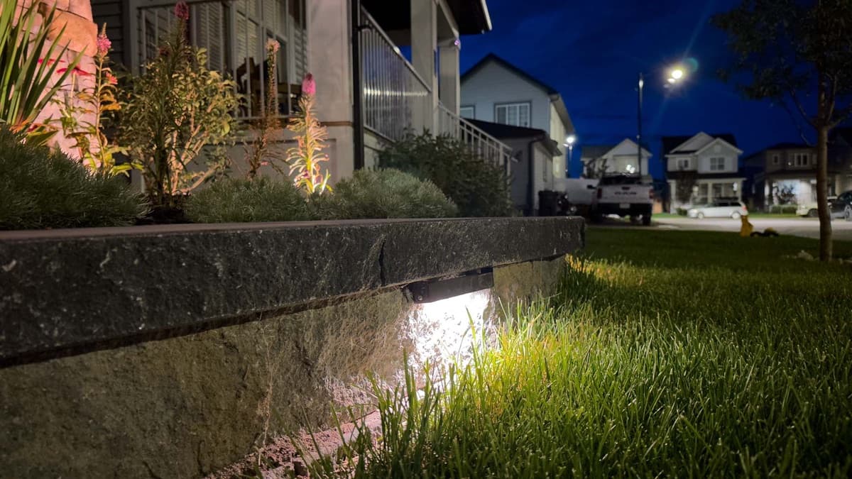 Stone retaining wall with integrated lighting